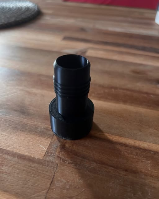 Pièce technique noire imprimée en 3D, de type embout cannelé